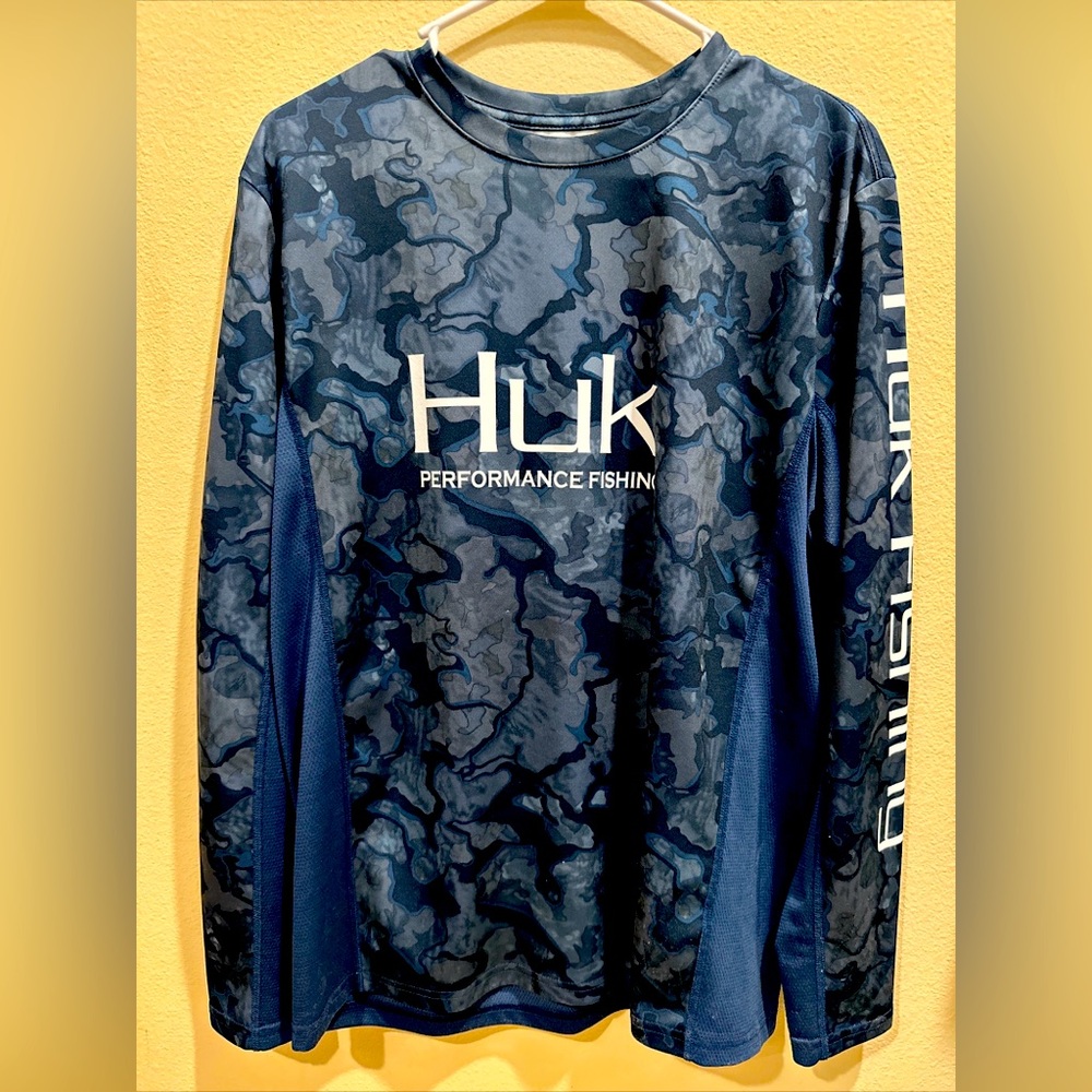 Huk Men’s fishing shirt size Medium color Navy Blue